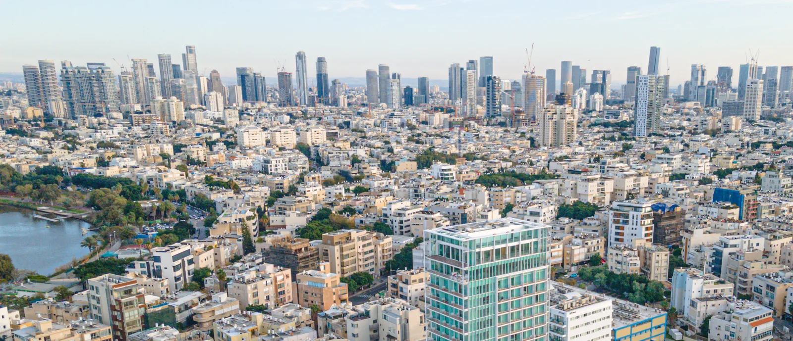 מבט אווירי אל הצפון הישן וקו הרקיע של תל אביב, עם הירקון בצד התמונה